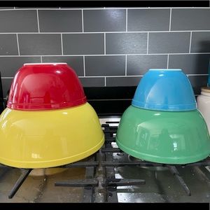 Pyrex primary color mixing bowls
